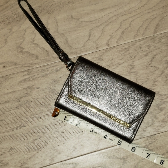 Vince Camuto phone wristlet - Picture 1 of 5